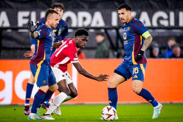 2025-01-23 AZ v AS Roma - UEFA Europa League 2024 25 League Phase MD7 ALKMAAR, NETHERLANDS - JANUARY 23: Ernest Poku of AZ battles for possession with Angelino of AS Roma and Leandro Paredes of AS Roma during the UEFA Europa League 2024 25 League Phase MD7 match between AZ and AS Roma at AFAS Stadion on January 23, 2025 in Alkmaar, Netherlands. Alkmaar AFAS Stadion Netherlands Content not available for redistribution in The Netherlands directly or indirectly through any third parties. Copyright: xEdxvanxdexPolx