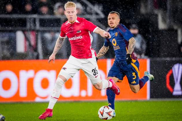 2025-01-23 AZ v AS Roma - UEFA Europa League 2024 25 League Phase MD7 ALKMAAR, NETHERLANDS - JANUARY 23: Mexx Meerdink of AZ runs with the ball during the UEFA Europa League 2024 25 League Phase MD7 match between AZ and AS Roma at AFAS Stadion on January 23, 2025 in Alkmaar, Netherlands. Alkmaar AFAS Stadion Netherlands Content not available for redistribution in The Netherlands directly or indirectly through any third parties. Copyright: xEdxvanxdexPolx