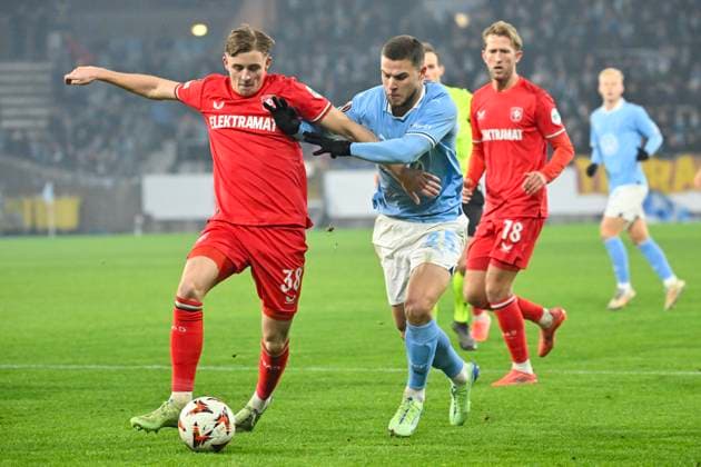 MALMÖ, SWEDEN 20250123 Twentes Max Bruns in close combat with Malmös Gabriel Busanello during Thursdays first leg match in the UEFA Europa League in football between Malmö FF and FC Twente at Eleda Stadium in Malmö MALMÖ SWEDEN x50090x  Copyright: xJohanxNilsson TTx UEFA EUROPA LEAGUE MALMÖ FF - FC TWENTE