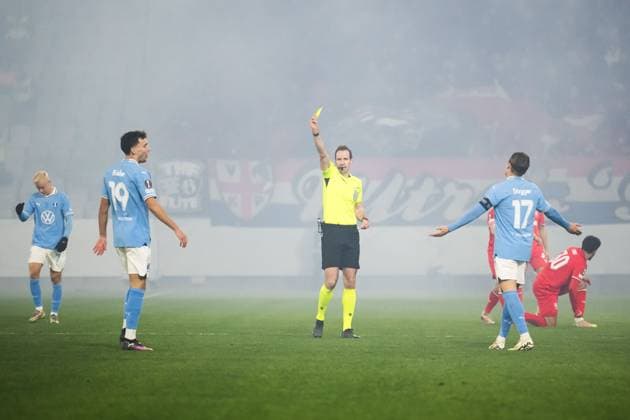 250123 Colin Rösler of Malmö FF receives a yellow card by Referee Sascha Stegemann during the UEFA Europa League football match between Malmö FF and Twente on January 23, 2025 in Malmö Photo Christoffer Borg Mattisson BILDBYRAN COP 261 PA0962 fotboll football soccer fotball uefa europa league europa league malmö ff twente bbeng  Copyright: CHRISTOFFERxBORGxMATTISSON BB250123CB021