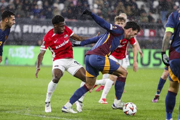 ALKMAAR - 23-01-2025, AFAS Stadium. UEFA Europa League, season 2024 2025, AS Roma Mats player Hummels and AZ player Ernest Poku during the match AZ - AS Roma. AZ - AS Roma  x27526222x Copyright: