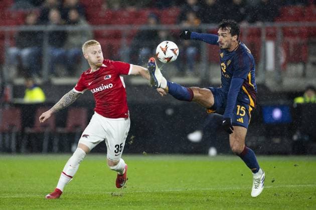 ALKMAAR - (l-r) Mexx Meerdink of AZ Alkmaar, Mats Hummels of AS Roma during the UEFA Europa League match between AZ Alkmaar and AS Roma at AFAS stadium on Jan. 23, 2025 in Alkmaar, Netherlands. ANP KOEN VAN WEEL UEFA Europa League 2024 25 League Phase MD7 2024 25 xVIxANPxSportx xxANPxIVx 518161308 originalFilename: 518161308.jpg
