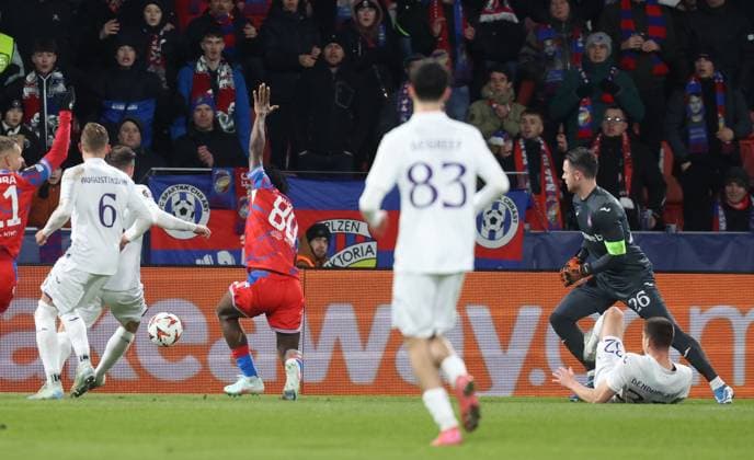 Anderlecht s goalkeeper Colin Coosemans and Anderlecht s Leander Dendoncker fight for the ball during a soccer game between Czech soccer team Viktoria Plzen and Belgian soccer team RSC Anderlecht, Thursday 23 January 2025 in Plzen, Czech Republic, on day 7 8 of the group stage of the UEFA Europa League tournament. VIRGINIExLEFOUR  x111007140x