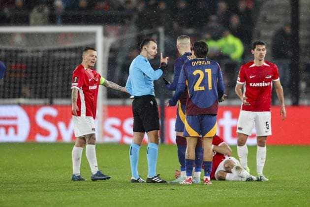 ALKMAAR - 23-01-2025, AFAS Stadium. UEFA Europa League, season 2024 2025, AZ player Jordy Clasie and referee Irfan Peljto during the match AZ - AS Roma. AZ - AS Roma  x27526379x Copyright: