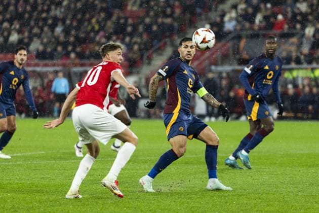 ALKMAAR - (l-r) Sven Mijnans of AZ Alkmaar, Leandro Paredes of AS Roma during the UEFA Europa League match between AZ Alkmaar and AS Roma at AFAS stadium on Jan. 23, 2025 in Alkmaar, Netherlands. ANP KOEN VAN WEEL UEFA Europa League 2024 25 League Phase MD7 2024 25 xVIxANPxSportx xxANPxIVx 518161455 originalFilename: 518161455.jpg