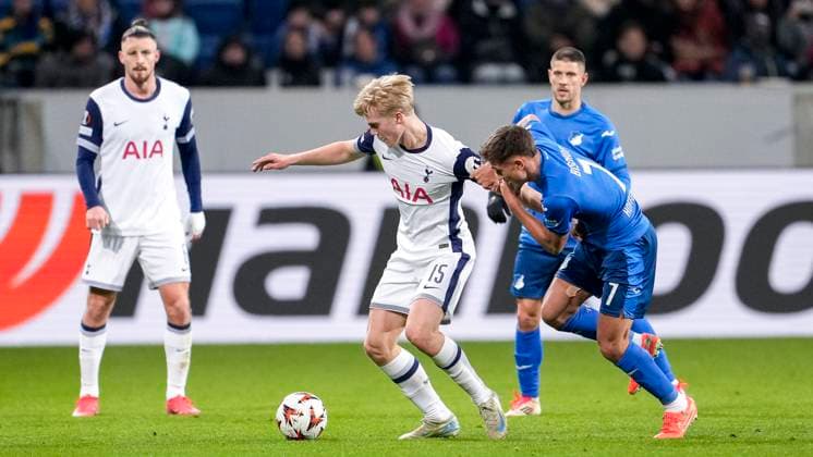 v.li.: Lucas Bergvall (Tottenham, 15), Tom Bischof (Hoffenheim, 7), Zweikampf, Spielszene, Duell, duel, tackle, tackling, Dynamik, Action, Aktion, 23.01.2025, Sinsheim (Deutschland), Fussball, UEFA Europa League, Gruppenphase, TSG 1899 Hoffenheim - Tottenham Hotspur, EVENT REGULATIONS PROHIBIT ANY USE OF PHOTOGRAPHS AS IMAGE SEQUENCES AND OR QUASI-VIDEO. xozx