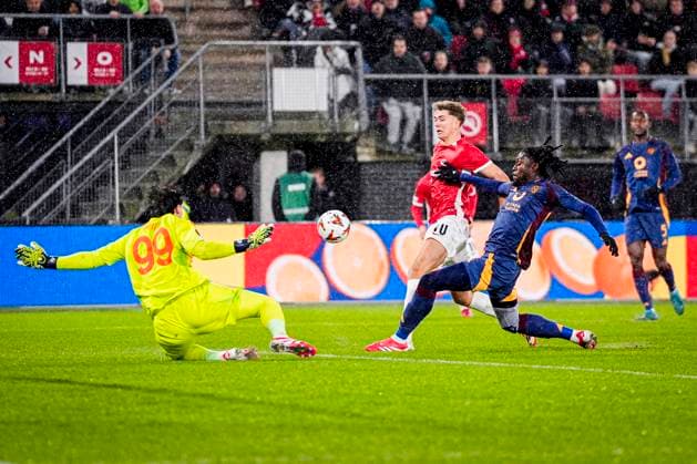 2025-01-23 AZ v AS Roma - UEFA Europa League 2024 25 League Phase MD7 ALKMAAR, NETHERLANDS - JANUARY 23: Sven Mijnans of AZ shoots at goal during the UEFA Europa League 2024 25 League Phase MD7 match between AZ and AS Roma at AFAS Stadion on January 23, 2025 in Alkmaar, Netherlands. Alkmaar AFAS Stadion Netherlands Content not available for redistribution in The Netherlands directly or indirectly through any third parties. Copyright: xEdxvanxdexPolx
