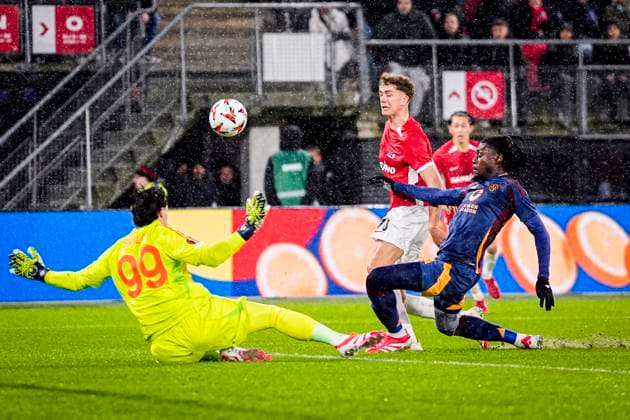 2025-01-23 AZ v AS Roma - UEFA Europa League 2024 25 League Phase MD7 ALKMAAR, NETHERLANDS - JANUARY 23: Sven Mijnans of AZ shoots at goal during the UEFA Europa League 2024 25 League Phase MD7 match between AZ and AS Roma at AFAS Stadion on January 23, 2025 in Alkmaar, Netherlands. Alkmaar AFAS Stadion Netherlands Content not available for redistribution in The Netherlands directly or indirectly through any third parties. Copyright: xEdxvanxdexPolx