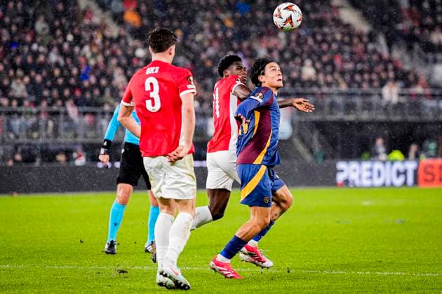 2025-01-23 AZ v AS Roma - UEFA Europa League 2024 25 League Phase MD7 ALKMAAR, NETHERLANDS - JANUARY 23: Paulo Dybala of AS Roma battles for possession with Ernest Poku of AZ during the UEFA Europa League 2024 25 League Phase MD7 match between AZ and AS Roma at AFAS Stadion on January 23, 2025 in Alkmaar, Netherlands. Alkmaar AFAS Stadion Netherlands Content not available for redistribution in The Netherlands directly or indirectly through any third parties. Copyright: xEdxvanxdexPolx