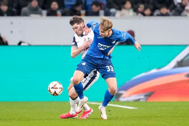 v li Ben Davies Tottenham, 33 , Max Moerstedt Hoffenheim, 33 , duel, duel, tackle, tackling, dynamics, action, action, 23 01 2025, Sinsheim Germany , football, UEFA Europa League, group stage, TSG 1899 Hoffenheim Tottenham Hotspur, EVENT REGULATIONS PROHIBIT ANY USE OF PHOTOGRAPHS AS IMAGE SEQUENCES AND OR QUASI VIDEO xozx