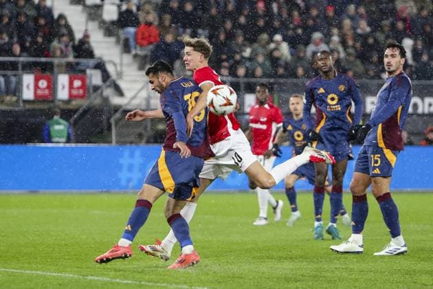 ALKMAAR - 23-01-2025, AFAS Stadium. UEFA Europa League, season 2024 2025, AZ player Sven Mijnans and AS Roma player Zeki Celik during the match AZ - AS Roma. AZ - AS Roma  x27526607x Copyright: