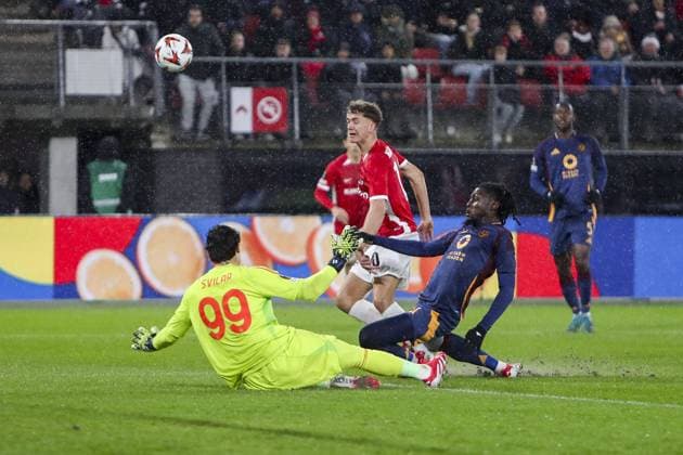 ALKMAAR - 23-01-2025, AFAS Stadium. UEFA Europa League, season 2024 2025, AZ player Sven Mijnans and AS Roma goalkeeper Mile Svilar during the match AZ - AS Roma. AZ - AS Roma  x27526630x Copyright: