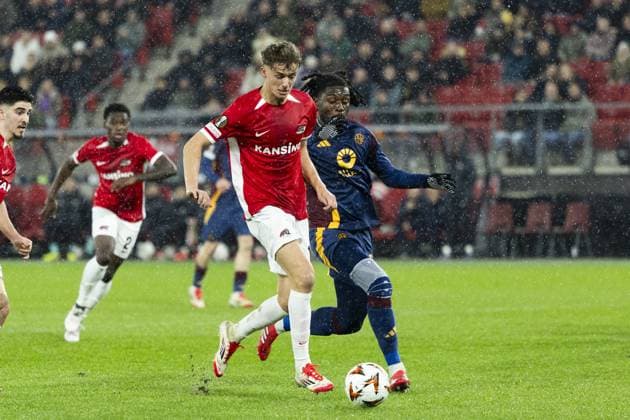 ALKMAAR - (l-r) Sven Mijnans of AZ Alkmaar, Manu Kono of AS Roma during the UEFA Europa League match between AZ Alkmaar and AS Roma at AFAS stadium on Jan. 23, 2025 in Alkmaar, Netherlands. ANP KOEN VAN WEEL UEFA Europa League 2024 25 League Phase MD7 2024 25 xVIxANPxSportx xxANPxIVx 518162334 originalFilename: 518162334.jpg