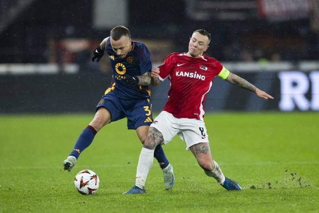 ALKMAAR - (l-r) AngelioÂ±o of AS Roma, Jordy Clasie of AZ Alkmaar during the UEFA Europa League match between AZ Alkmaar and AS Roma at AFAS stadium on Jan. 23, 2025 in Alkmaar, Netherlands. ANP KOEN VAN WEEL UEFA Europa League 2024 25 League Phase MD7 2024 25 xVIxANPxSportx xxANPxIVx 518162411 originalFilename: 518162411.jpg