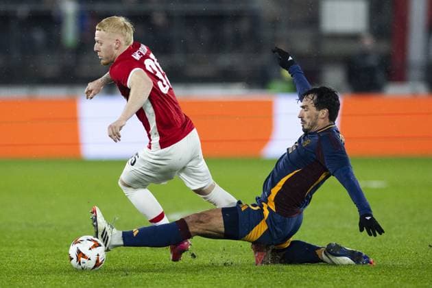 ALKMAAR - (l-r) Mexx Meerdink of AZ Alkmaar, Mats Hummels of AS Roma during the UEFA Europa League match between AZ Alkmaar and AS Roma at AFAS stadium on Jan. 23, 2025 in Alkmaar, Netherlands. ANP KOEN VAN WEEL UEFA Europa League 2024 25 League Phase MD7 2024 25 xVIxANPxSportx xxANPxIVx 518162502 originalFilename: 518162502.jpg