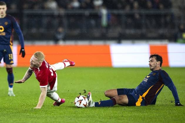 ALKMAAR - (l-r) Mexx Meerdink of AZ Alkmaar, Mats Hummels of AS Roma during the UEFA Europa League match between AZ Alkmaar and AS Roma at AFAS stadium on Jan. 23, 2025 in Alkmaar, Netherlands. ANP KOEN VAN WEEL UEFA Europa League 2024 25 League Phase MD7 2024 25 xVIxANPxSportx xxANPxIVx 518162587 originalFilename: 518162587.jpg