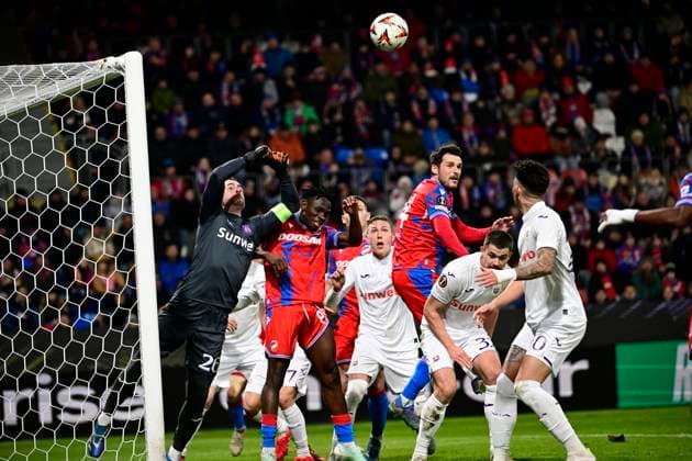 Viktoria Plzen v RSC Anderlecht - UEFA Europa League PLZEN, CZECH REPUBLIC - JANUARY 23 : Coosemans Colin goalkeeper of RSC Anderlecht during the UEFA Europa League 2024 25 League Phase MD7 match between Viktoria Plzen and RSC Anderlecht on January 23, 2025 in Plzen, Czech Republic, 23 01 2025 Plzen Czech Republic  Copyright: xPeterxDexVoechtx