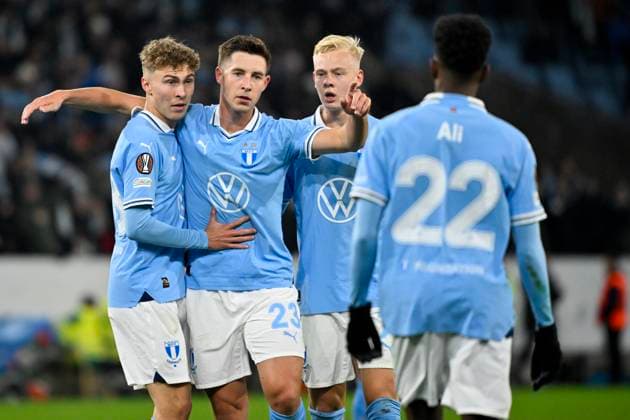 MALMÖ, SWEDEN 20250123 Malmös Lasse Berg Johnsen 23 celebrates with Hugo Bolin left, Otto Rosengren and Taha Ali after equalizing at 1-1 during Thursdays Uefa Europa League first leg match between Malmö FF and FC Twente at Eleda stadium in Malmö MALMÖ SWEDEN x50090x  Copyright: xJohanxNilsson TTx UEFA EUROPA LEAGUE MALMÖ FF - FC TWENTE