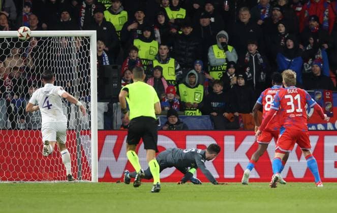 Anderlecht s goalkeeper Colin Coosemans and Viktoria Plzen s Prince Kwabena Adu fight for the ball during a soccer game between Czech soccer team Viktoria Plzen and Belgian soccer team RSC Anderlecht, Thursday 23 January 2025 in Plzen, Czech Republic, on day 7 8 of the group stage of the UEFA Europa League tournament. VIRGINIExLEFOUR  x111007920x