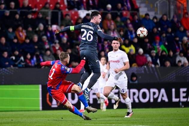 Viktoria Plzen v RSC Anderlecht - UEFA Europa League PLZEN, CZECH REPUBLIC - JANUARY 23 : Vydra Matej forward of Viktoria Pilsen and Coosemans Colin goalkeeper of RSC Anderlecht during the UEFA Europa League 2024 25 League Phase MD7 match between Viktoria Plzen and RSC Anderlecht on January 23, 2025 in Plzen, Czech Republic, 23 01 2025 Plzen Czech Republic  Copyright: xPeterxDexVoechtx