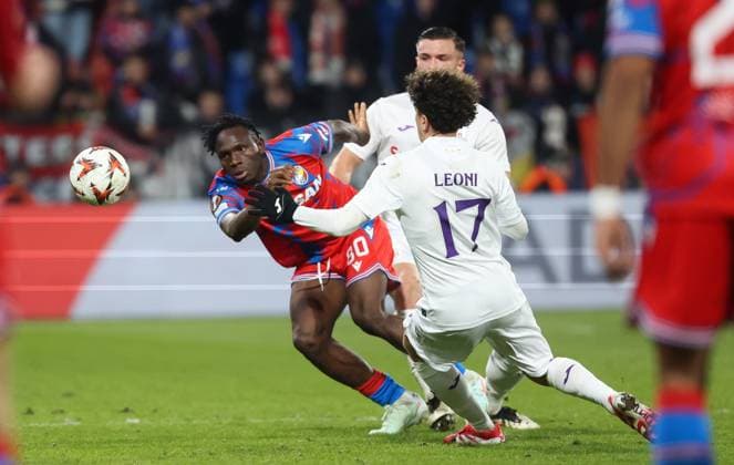 Viktoria Plzen s Prince Kwabena Adu and Anderlecht s Jan-Carlo Simic fight for the ball during a soccer game between Czech soccer team Viktoria Plzen and Belgian soccer team RSC Anderlecht, Thursday 23 January 2025 in Plzen, Czech Republic, on day 7 8 of the group stage of the UEFA Europa League tournament. VIRGINIExLEFOUR  x111007927x