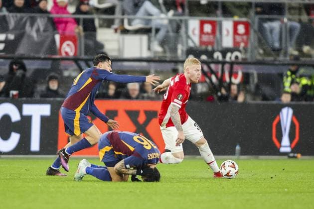ALKMAAR - 23-01-2025, AFAS Stadium. UEFA Europa League, season 2024 2025, AZ player Mexx Meerdink and AS Roma player Niccolo Pisilli during the match AZ - AS Roma. AZ - AS Roma  x27526738x Copyright: