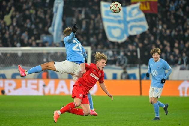 MALMÖ, SWEDEN 20250123 Malmös Erik Botheim pushes Twentes Sem Steijn during Thursdays Uefa Europa League first leg soccer match between Malmö FF and FC Twente at Eleda stadium in Malmö MALMÖ SWEDEN x50090x  Copyright: xJohanxNilsson TTx UEFA EUROPA LEAGUE MALMÖ FF - FC TWENTE