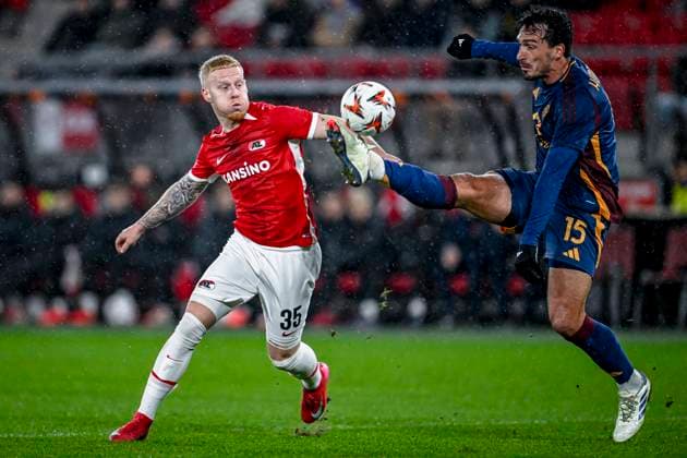 AZ forwarder Mexx Meerdink, AS Roma defender Mats Hummels, during the match AZ Roma at the AZ Stadium for the UEFA Europa League League phase Matchday 7 season 2024 2025 in ALKMAAR, Netherlands on 23 januari 2025, photo by Stefan Koops EYE4images DeFodi Images Defodi 746 210153 Defodi-746