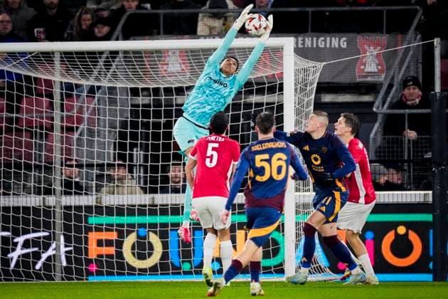 2025-01-23 AZ v AS Roma - UEFA Europa League 2024 25 League Phase MD7 ALKMAAR, NETHERLANDS - JANUARY 23: Goalkeeper Rome-Jayden Owusu-Oduro of AZ goes for the ball during the UEFA Europa League 2024 25 League Phase MD7 match between AZ and AS Roma at AFAS Stadion on January 23, 2025 in Alkmaar, Netherlands. Alkmaar AFAS Stadion Netherlands Content not available for redistribution in The Netherlands directly or indirectly through any third parties. Copyright: xEdxvanxdexPolx