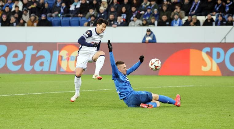 23 01 25 TSG 1899 Hoffenheim Tottenham Hotspurs Germany, Sinsheim, 23 01 2025, Football, UEFA Europa League, TSG 1899 Hoffenheim Tottenham Hotspurs v l Heung Min Son Tottenham Hotspurs , Pavel Kaderabek TSG 1899 Hoffenheim Goal 0 2 Son