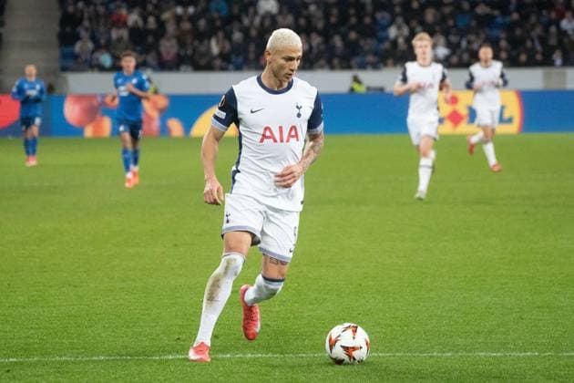 23 01 2025, xhfmx, Football UEFA Europa League, TSG 1899 Hoffenheim Tottenham Hotspur emspor, Richarlison Tottenham Hotspurs has a lot of space with the ball just outside the penalty area of TSG DFL DFB REGULATIONS PROHIBIT ANY USE OF PHOTOGRAPHS as IMAGE SEQUENCES and or QUASI VIDEO Sinsheim