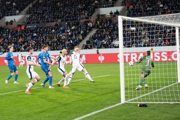 23 01 2025, xhfmx, Football UEFA Europa League, TSG 1899 Hoffenheim Tottenham Hotspur emspor, Oliver Baumann TSG 1899 Hoffenheim makes a strong save from a Lucas Bergvall Tottenham Hotspurs header to prevent the 0 3 DFL DFB REGULATIONS PROHIBIT ANY USE OF PHOTOGRAPHS as IMAGE SEQUENCES and or QUASI VIDEO Sinsheim