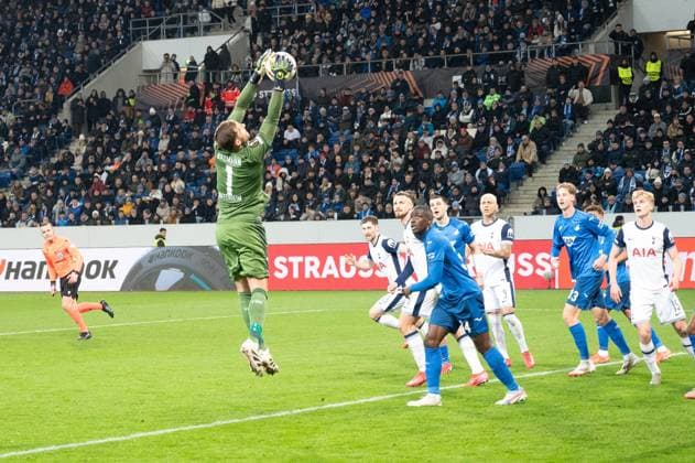 23 01 2025, xhfmx, Football UEFA Europa League, TSG 1899 Hoffenheim Tottenham Hotspur emspor, Oliver Baumann TSG 1899 Hoffenheim easily intercepts a cross from Heung Min Son Tottenham Hotspurs DFL DFB REGULATIONS PROHIBIT ANY USE OF PHOTOGRAPHS as IMAGE SEQUENCES and or QUASI VIDEO Sinsheim