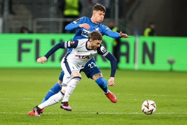 Maddison James Tottenham Hotspur 10 vs Adam Hlozek TSG 1899 Hoffenheim, 23 GER, TSG 1899 Hoffenheim vs Tottenham Hotspur, Football, UEFA Europa League, Matchday 7, Season 2024 2025, 23 01 2025 DFL REGULATES PROHIBIT ANY USE OF PHOTOGRAPHS AS IMAGE SEQUENCES AND OR QUASI VIDEO GER, TSG 1899 Hoffenheim vs Tottenham Hotspur, Football, UEFA Europa League, Matchday 7, Season 2024 2025, 23 01 2025 Sinsheim Copyright: xEibner-Pressefoto RogerxBuerkex EP_RBE