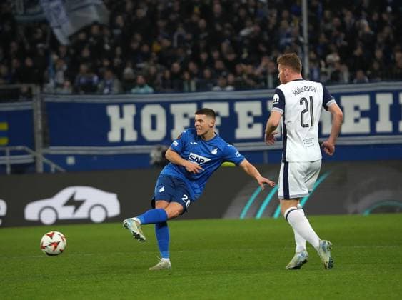 Europa League, TSG 1899 Hoffenheim vs Tottenham Hotspur 23 01 2025, PreZero Arena, Sinsheim, Europa League, TSG 1899 Hoffenheim vs Tottenham Hotspur , pictured Finn Ole Becker Hoffenheim , Dejan Kulusevski Tottenham nordphotoxGmbHx xBratic nph00250