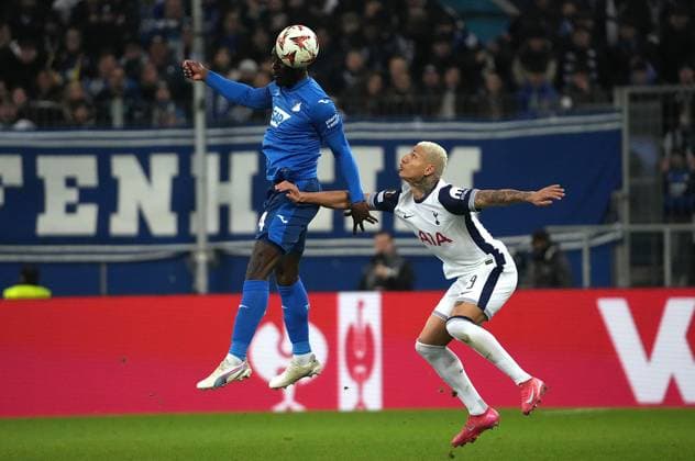 Europa League, TSG 1899 Hoffenheim vs Tottenham Hotspur 23 01 2025, PreZero Arena, Sinsheim, Europa League, TSG 1899 Hoffenheim vs Tottenham Hotspur , in the picture Stanley Nsoki Hoffenheim , Richarlison Tottenham nordphotoxGmbHx xBratic nph00250