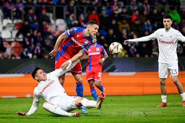 Viktoria Plzen v RSC Anderlecht - UEFA Europa League PLZEN, CZECH REPUBLIC - JANUARY 23 : Vazquez Luis forward of Anderlecht and Markovic Svetozar defender of Viktoria Pilsen during the UEFA Europa League 2024 25 League Phase MD7 match between Viktoria Plzen and RSC Anderlecht on January 23, 2025 in Plzen, Czech Republic, 23 01 2025 Plzen Czech Republic  Copyright: xPeterxDexVoechtx