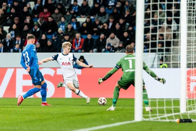 UEFA Europa League TSG 1899 Hoffenheim Tottenham Hotspur 23 01 2025 duel Adam Hlozek TSG 1899 Hoffenheim, 23 , Lucas Bergvall Tottenham Hotspur, 15 , Oliver Baumann TSG 1899 Hoffenheim, 1 UEFA Europa League TSG 1899 Hoffenheim Tottenham Hotspur, Sinsheim, PreZero Arena on 23 01 2025 Copyright: xBEAUTIFULxSPORTS Wunderlx