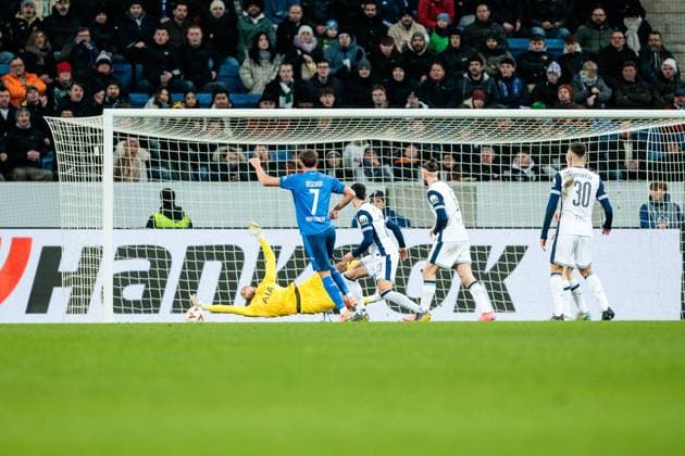 UEFA Europa League TSG 1899 Hoffenheim Tottenham Hotspur 23 01 2025 Brandon Austin Tottenham Hotspur, 40 deflects Tom Bischof TSG 1899 Hoffenheim, 7s shot on goal UEFA Europa League TSG 1899 Hoffenheim Tottenham Hotspur, Sinsheim, PreZero Arena on 23 01 2025 Copyright: xBEAUTIFULxSPORTS Wunderlx