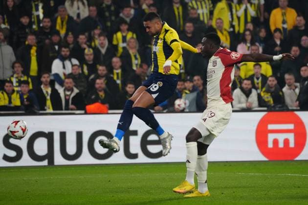Youssef En Nesyri (L) of Fenerbahce and Moussa Niakhate (R) of Olympique Lyon battle for the ball during the UEFA Europa League 2024 25 League Phase MD7 match between Fenerbahce SK and Olympique Lyonnais at on January 23, 2025 in Istanbul, Turkey. Istanbul Turkey Copyright: xSeskimphotox Fenerbahce-Lyon-230125 (15)