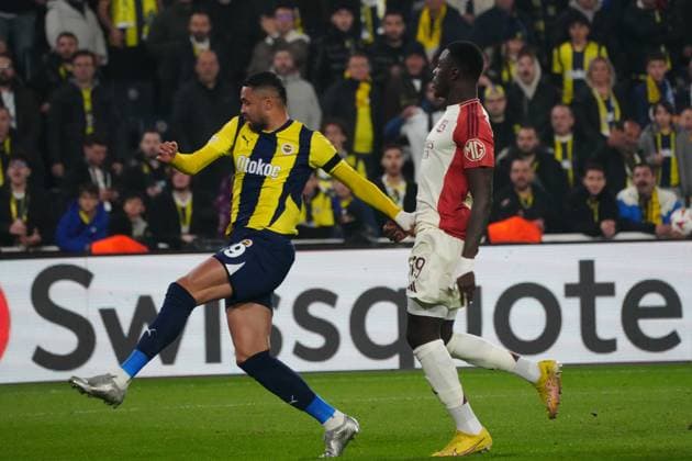 Youssef En Nesyri (L) of Fenerbahce and Moussa Niakhate (R) of Olympique Lyon battle for the ball during the UEFA Europa League 2024 25 League Phase MD7 match between Fenerbahce SK and Olympique Lyonnais at on January 23, 2025 in Istanbul, Turkey. Istanbul Turkey Copyright: xSeskimphotox Fenerbahce-Lyon-230125 (17)