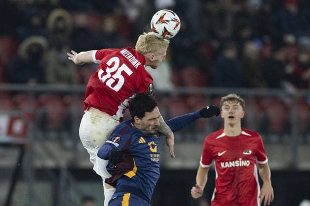 Sport Bilder des Tages ALKMAAR - (l-r) Mexx Meerdink of AZ Alkmaar, Mats Hummels of AS Roma during the UEFA Europa League match between AZ Alkmaar and AS Roma at AFAS stadium on Jan. 23, 2025 in Alkmaar, Netherlands. ANP KOEN VAN WEEL UEFA Europa League 2024 25 League Phase MD7 2024 25 xVIxANPxSportx xxANPxIVx 518164808 originalFilename: 518164808.jpg