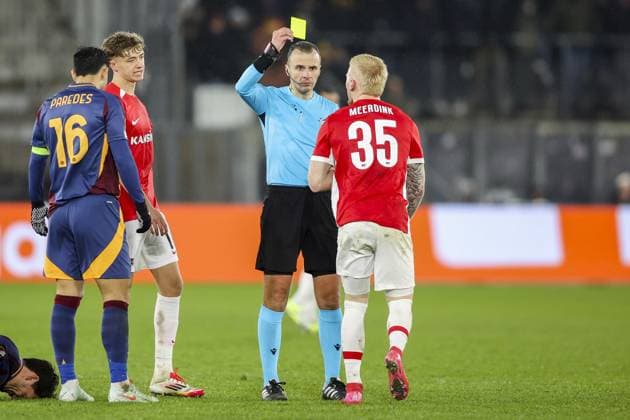 ALKMAAR - 23-01-2025, AFAS Stadium. UEFA Europa League, season 2024 2025, referee Irfan Peljto gives a yellow card to AZ player Mexx Meerdink during the match AZ - AS Roma. AZ - AS Roma  x27527085x Copyright: