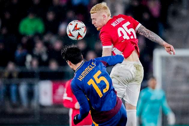 2025-01-23 AZ v AS Roma - UEFA Europa League 2024 25 League Phase MD7 ALKMAAR, NETHERLANDS - JANUARY 23: Mexx Meerdink of AZ heads the ball with Mats Hummels of AS Roma during the UEFA Europa League 2024 25 League Phase MD7 match between AZ and AS Roma at AFAS Stadion on January 23, 2025 in Alkmaar, Netherlands. Alkmaar AFAS Stadion Netherlands Content not available for redistribution in The Netherlands directly or indirectly through any third parties. Copyright: xEdxvanxdexPolx