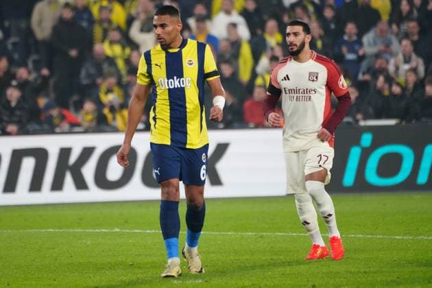 Alexander Djiku (L) of Fenerbahce and Said Benrahma (17) of Olympique Lyon during the UEFA Europa League 2024 25 League Phase MD7 match between Fenerbahce SK and Olympique Lyonnais at on January 23, 2025 in Istanbul, Turkey. Istanbul Turkey Copyright: xSeskimphotox Fenerbahce-Lyon-230125 (41)