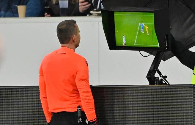 Referee Referee Morten Krogh DEN takes a penalty, penalty kick after VAR, video assistant, video evidence, Video assistant referee Video assistant referee after foul by goalkeeper Brandon Austin Tottenham Hotspur Spurs 40 back and withdraws yellow card yellow caution TSG 1899 Hoffenheim vs Tottenham Hotspur Spurs 23 01 2025 DFL REGULATIONS PROHIBIT ANY USE OF PHOTOGRAPHS AS IMAGE SEQUENCES AND OR QUASI VIDEO TSG 1899 Hoffenheim vs Tottenham Hotspur