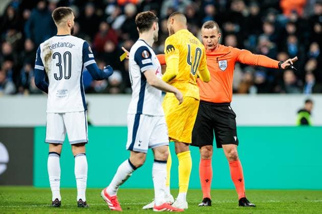 UEFA Europa League TSG 1899 Hoffenheim Tottenham Hotspur 23 01 2025 Referee Morten Krogh DEN takes back the yellow card against Brandon Austin Tottenham Hotspur, 40 UEFA Europa League TSG 1899 Hoffenheim Tottenham Hotspur, Sinsheim, PreZero Arena on 23 01 2025 Copyright: xBEAUTIFULxSPORTS Wunderlx