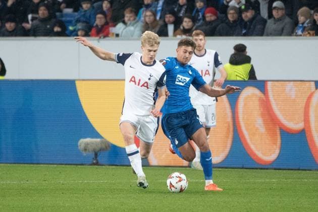 23 01 2025, xhfmx, Football UEFA Europa League, TSG 1899 Hoffenheim Tottenham Hotspur emspor, v l Lucas Bergvall Tottenham Hotspurs in duel with Tom Bischof TSG 1899 Hoffenheim DFL DFB REGULATIONS PROHIBIT ANY USE OF PHOTOGRAPHS as IMAGE SEQUENCES and or QUASI VIDEO Sinsheim