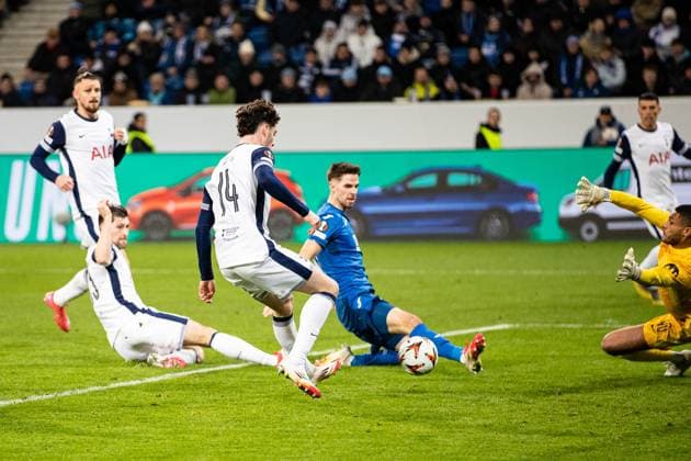 Tor fuer Hoffenheim 1:2 durch Anton Stach (TSG 1899 Hoffenheim, 16). Austin Brandon (Tottenham Hotspur 40) kommt nicht an den Ball GER, TSG 1899 Hoffenheim vs Tottenham Hotspur, Fussball, UEFA Europa League, 7. Spieltag, Saison 2024 2025, 23.01.2025 DFL REGULATIONS PROHIBIT ANY USE OF PHOTOGRAPHS AS IMAGE SEQUENCES AND OR QUASI-VIDEO GER, TSG 1899 Hoffenheim vs Tottenham Hotspur, Fussball, UEFA Europa League, 7. Spieltag, Saison 2024 2025, 23.01.2025 Sinsheim Copyright: xEibner-Pressefoto RogerxBuerkex EP_RBE