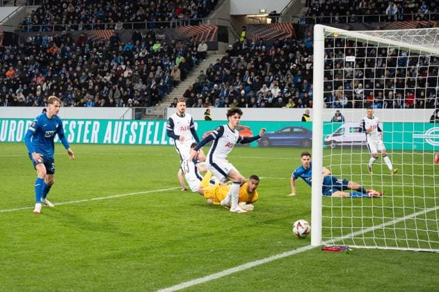 23 01 2025, xhfmx, Football UEFA Europa League, TSG 1899 Hoffenheim Tottenham Hotspur emspor, Anton Stach TSG 1899 Hoffenheim scores 1 2 to overcome Brandon Austin Tottenham Hotspurs DFL DFB REGULATIONS PROHIBIT ANY USE OF PHOTOGRAPHS as IMAGE SEQUENCES and or QUASI VIDEO Sinsheim